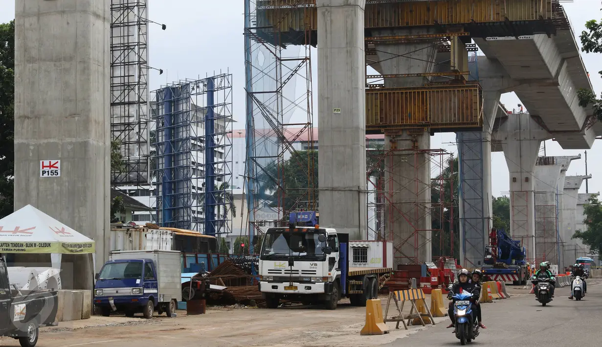 Suasana pembangunan proyek Jalan Layang Non-Tol (JLNT) Busway Tendean-Ciledug di Kebayoran Baru, Jakarta, Minggu (13/3/2016). Proyek JLNT tersebut sudah mencapai 60 persen dan ditargetkan selesai 2016 ini. (Liputan6.com/Immanuel Antonius)