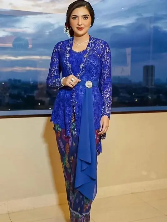 Penampilan anggun Ashanty mengenakan kebaya biru. Padu padan sempurna, Ashanty mengkombinasikan kebaya birunya dengan batik bernuansa senada dan selendang biru yang diikatkannya di pinggang. [Foto: Instagram/avenue8boutique]