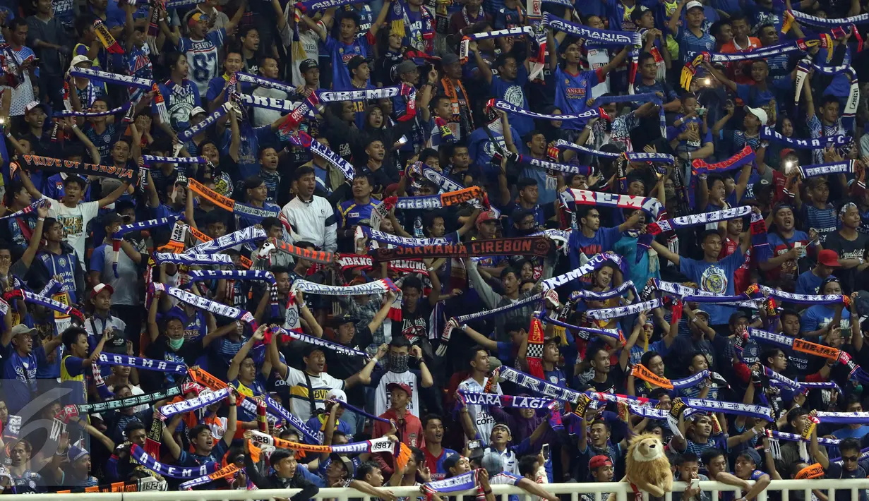 Suporter Arema FC membentangkan syal saat merayakan kemenangan atas PBFC di final Piala Presiden 2017 di Stadion Pakansari, Kab Bogor, Minggu (12/3). Arema FC juara Piala Presiden 2017