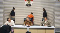 KPK menahan Direktur PT Cipta Lampia Mandiri (PT CLM) Helmut Hermawan dalam kasus dugaan suap dan gratifikasi di Kemenkumham. Helmut diduga sebagai pemberi uang kepada Eddy Hiariej. (Liputan6.com/ Fachrur Rozie)