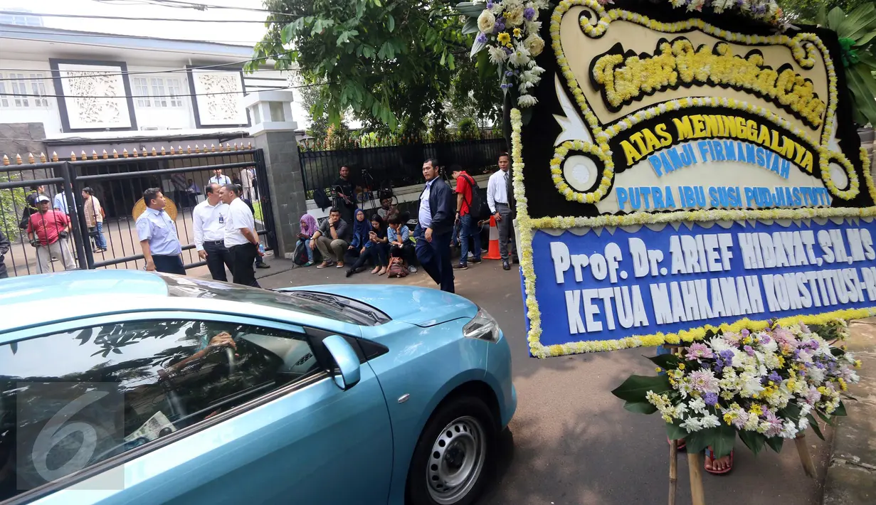 Karangan bunga  dari Ketua MK, Arief Hidayat terlihat diletakkan di depan rumah duka Menteri KKP, Susi Pudjiastuti, di Jakarta, Senin (18/1/2016). Putra sulung Menteri  Susi, Panji Hilmansyah, meninggal dunia di Amerika Serikat.(Liputan6.com/Helmi Afandi)