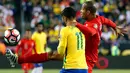  Bek Peru, Alberto Rodriguez (kanan) berusaha membuang bola dari kejaran penyerang Brasil, Gabriel pada pertandingan Copa America 2016  di Stadion Gillette, AS, (13/6). Peru mengalahkan Brasil dengan skor 1-0. (Winslow Townson-USA TODAY Sports)