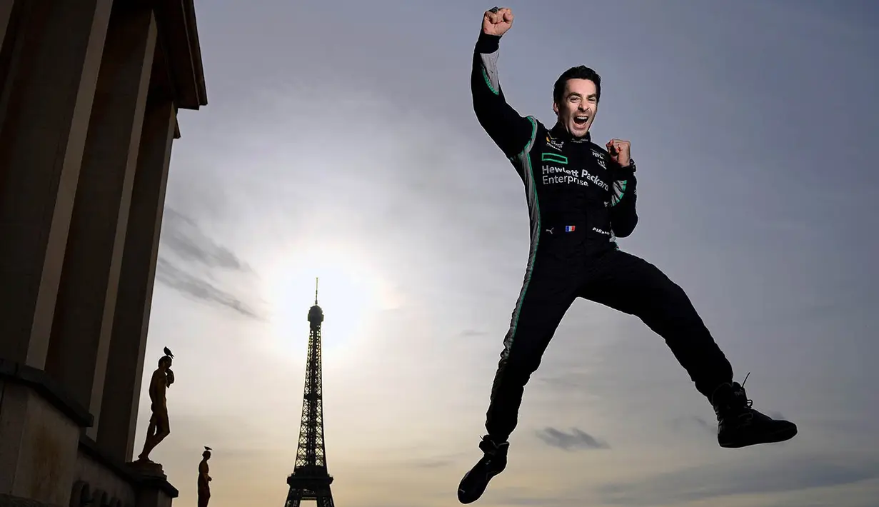 Foto Olahraga Terbaik - Pebalap Prancis, Simon Pagenaud, berpose dengan latar belakang Menara Eiffel di Paris, Prancis, Selasa (18/10/2016). (AFP/Eric Feferberg)
