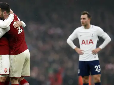 Bek Arsenal, Shkodran Mustafi, merayakan gol yang dicetaknya ke gawang Tottenham pada laga Premier League di Stadion Emirates, London, Sabtu (18/11/2017). Arsenal menang 2-0 atas Tottenham. (AP/Kirsty Wigglesworth)