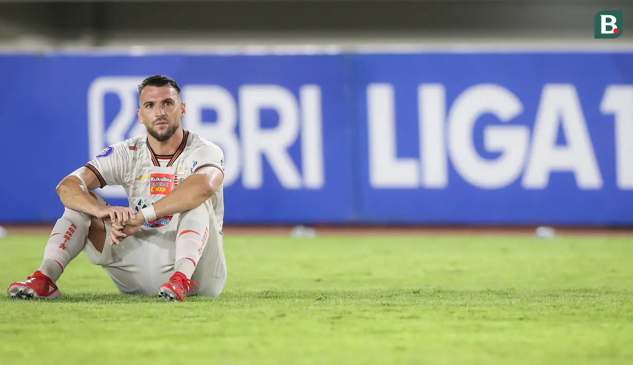 Ekspresi kecewa pemain Persija Jakarta, Marko Simic usai bermain imbang 2-2 dengan Persik Kediri dalam laga pekan ke-10 BRI Liga 1 2021/2022 di Stadion Manahan, Solo, Sabtu (30/10/2021). (Bola.com/Bagaskara Lazuardi)