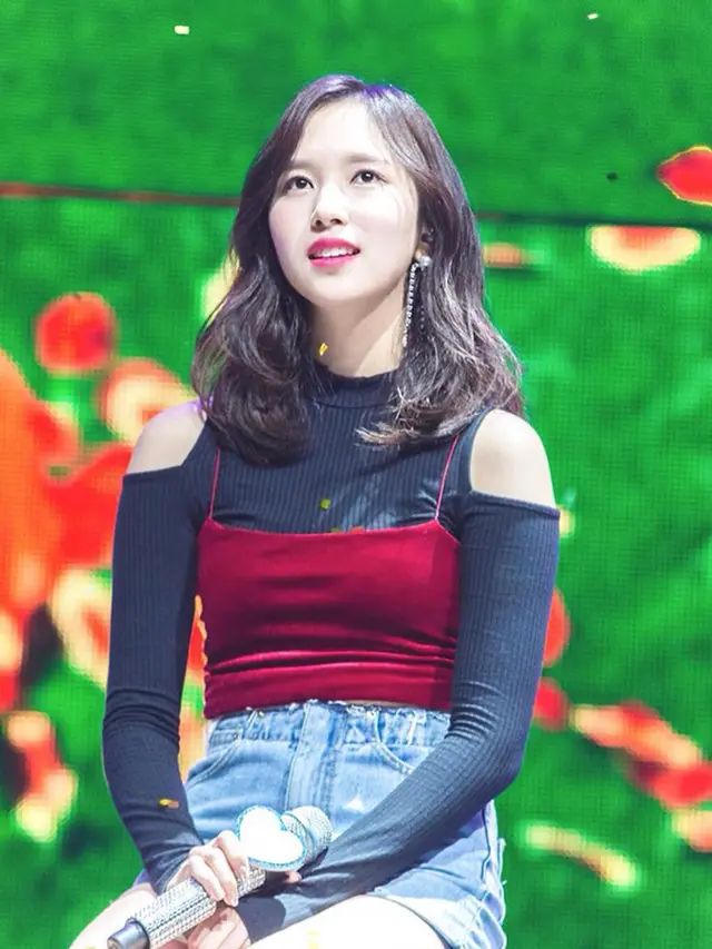 Idap Anxiety Disorder, Ini 6 Potret Cantiknya Mina TWICE di Panggung