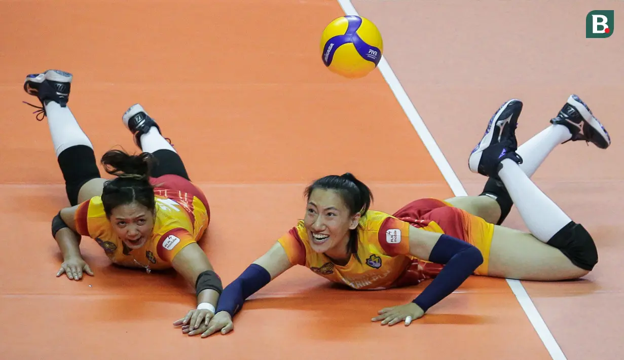 Pemain Jakarta Elektrik PLN, Ren Kaiyi (kanan) dan Tiara Ariance Ratna Sanger berusaha menyelamatkan bola saat laga lanjutan PLN Mobile Proliga 2022 melawan Bandung BJB Tandamata di Padepokan Voli Jenderal Polisi Kunarto, Sentul, Jumat (21/01/2022). (Bola.com/Bagaskara Lazuardi)