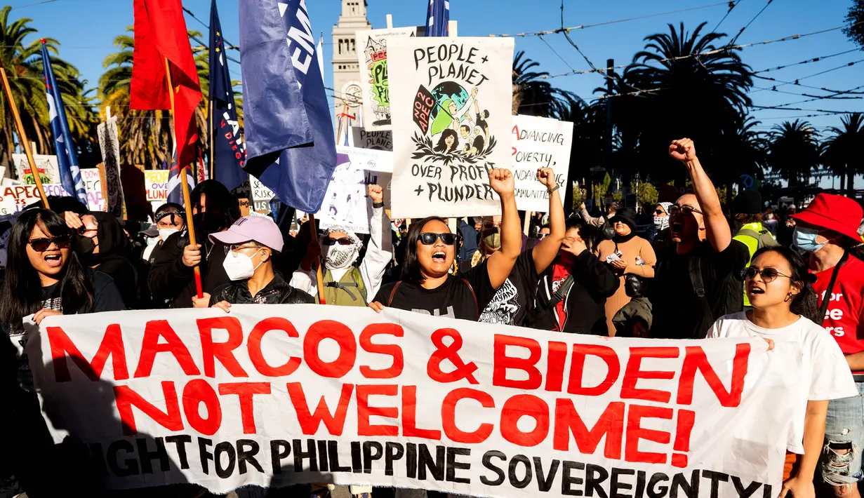 Pengunjuk rasa membawa berbagai spanduk dan poster-poster yang menentang forum Kerjasama Ekonomi Asia-Pasifik (APEC). (AP Photo/Noah Berger)