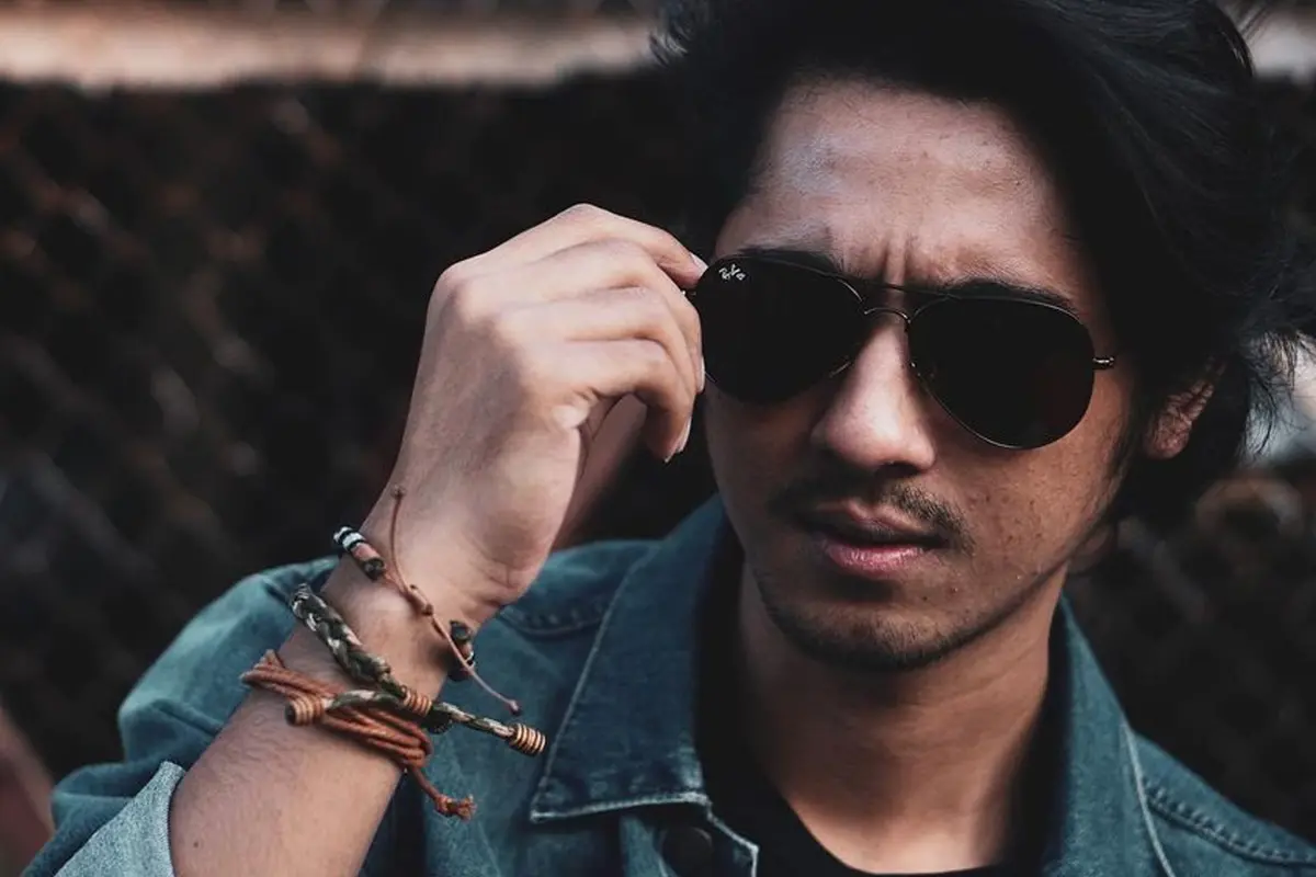 FOTO: 6 Gaya Arya Saloka Berkacamata Hitam, Ganteng Maksimal