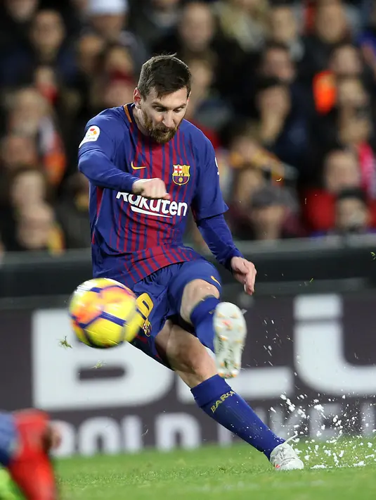 Pemain Barcelona, Lionel Messi berusaha mengontrol bola selama pada lanjutan La Liga Primera Division kontra Valencia di Stadion Mestalla, Minggu (26/11). Valencia memaksa Barcelona meraih hasil imbang 1-1.  (AP/Alberto Saiz)
