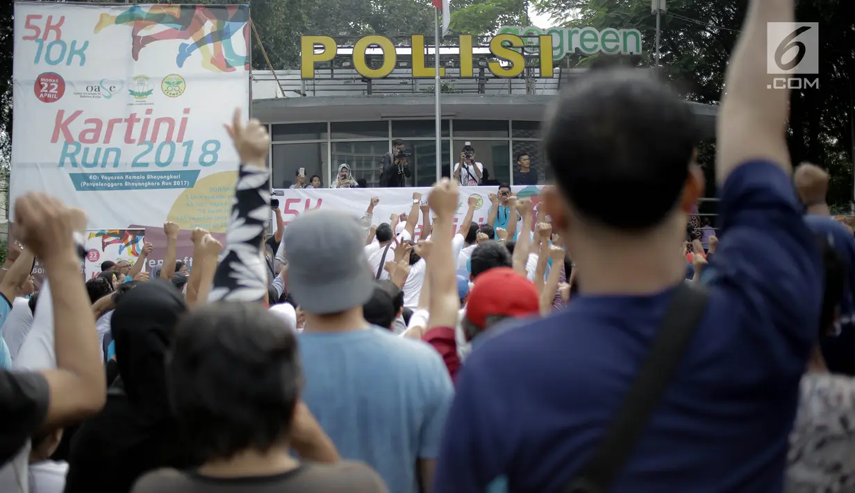 Polda Metro Jaya bersama komunitas mobil melakukan deklarasi antihoax di Bundaran Hotel Indonesia, Jakarta, Minggu (18/3). Deklarasi dilakukan dengan melakukan penempelan stiker dan pembagian stiker ke pengunjung Car Free Day. (Liputan6.com/Faizal Fanani)