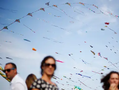 Sejumlah layang-layang menghiasi langit selama Festival Layang-layang Internasional Dieppe ke-20 di Dieppe, Prancis barat laut, Minggu (9/9). Acara yang diadakan hingga 16 September ini mengumpulkan ribuan orang dari 34 negara. (AFP/CHARLY TRIBALLEAU)
