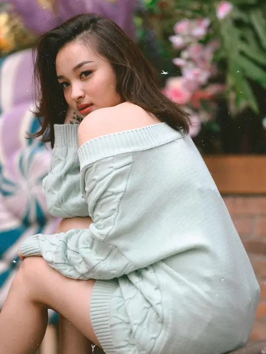Tak hanya endorse, Revina juga terlibat dalam beberapa pemotretan. Kini ia tampil kece dengan out shoulder berwarna putih. (Liputan6.com/IG/@revinavt)