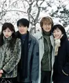 Winter Sonata menceritakan tentang Joong sang dan Yu Jin yang saling jatuh cinta. Akan tetapi kisah cinta mereka tak berjalan lancar lantaran Joong Sang mengalami amnesia. (Foto: Soompi.com)