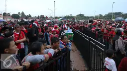Ratusan orang mengantri untuk menonton pertandingan final leg pertama Piala AFF 2016 di Stadion Pakansari, Bogor, Rabu (14/12). Pada pertandingan ini Timnas Indonesia akan melawan Thailand dalam final Piala AFF 2016. (Liputan6.com/Johan Tallo)