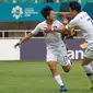 Selebrasi pesepak bola Korea Selatan Lee Seungwoo (kiri) dan Son Heung Min pada Babak Putra Semifinal Asian Games 2018 di Stadion Pakan Sari, Bogor, Rabu (29/8). ANTARA FOTO/INASGOC/Hery Sudewo/Sup/18