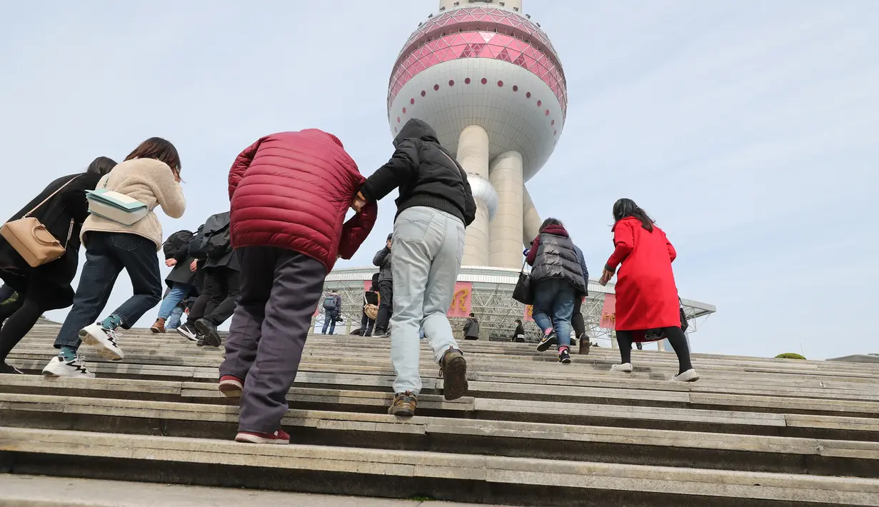 Para wisatawan bersiap memasuki Shanghai Oriental Pearl Tower di Shanghai, China, Kamis (12/3/2020). China kembali membuka bangunan ikonis Shanghai Oriental Pearl Tower, Shanghai Jinmao Tower, dan Shanghai Tower. (Xinhua/Fang Zhe)