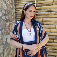 "Aku mikir gini, misalnya gini tas branded harganya 30 juta misalnya, bayangkan berapa keluarga atau anak yang bisa aku sekolahin atau kasih makan dengan uang 30 juta. Aku masih berpikir itu nggak sepadan. Itu yang aku pikirin," tambah Cinta Laura. (Instagram/claurakiehl)