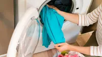 Ilustrasi Baju yang Akan Dicuci di Mesin Cuci (freepik)