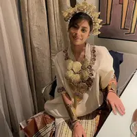 Punya Wajah Blasteran, 4 Potret Valerie Thomas Kenakan Pakaian Tradisonal Indonesia dari Baju Bodo Hingga Kebaya Bali/dok. valerieethomas