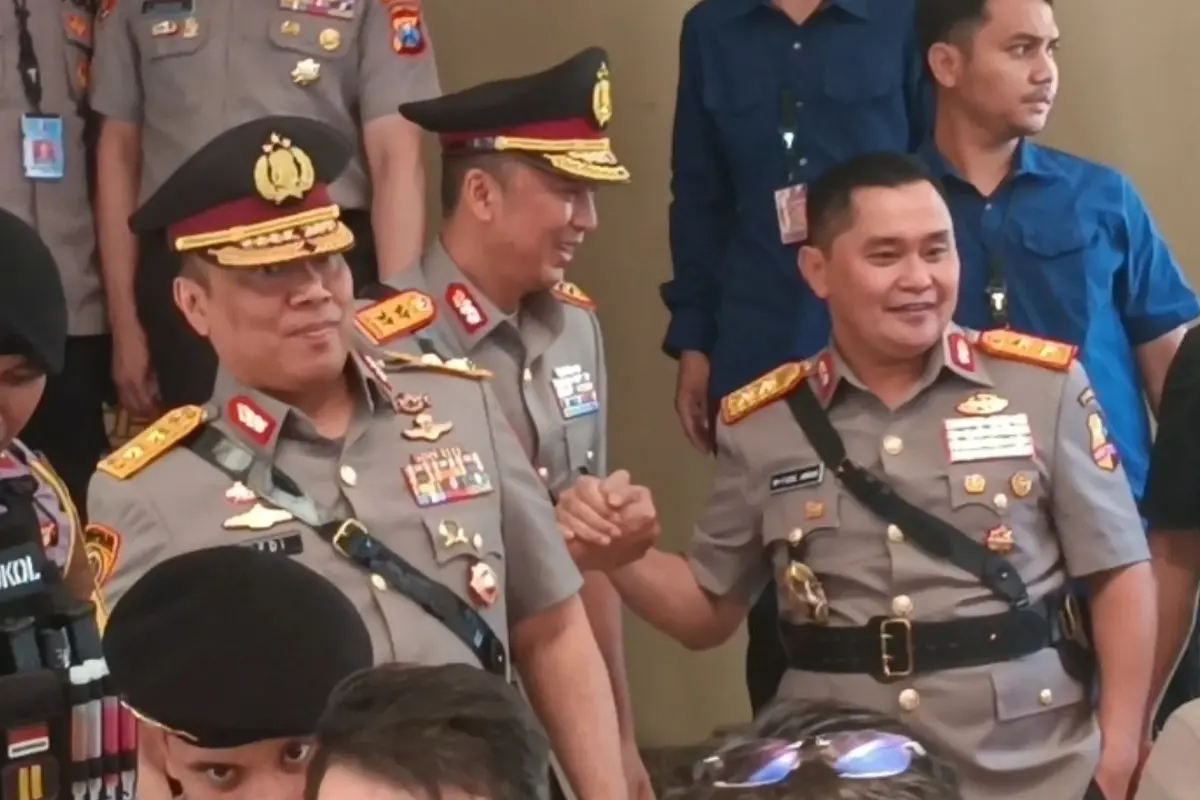 Kapolri Jenderal Pol Listyo Sigit Prabowo resmi melantik Irjen Fadil Imran menjadi Kabaharkam Polri dan Irjen Karyoto menjadi jadi Kapolda Metro Jaya.