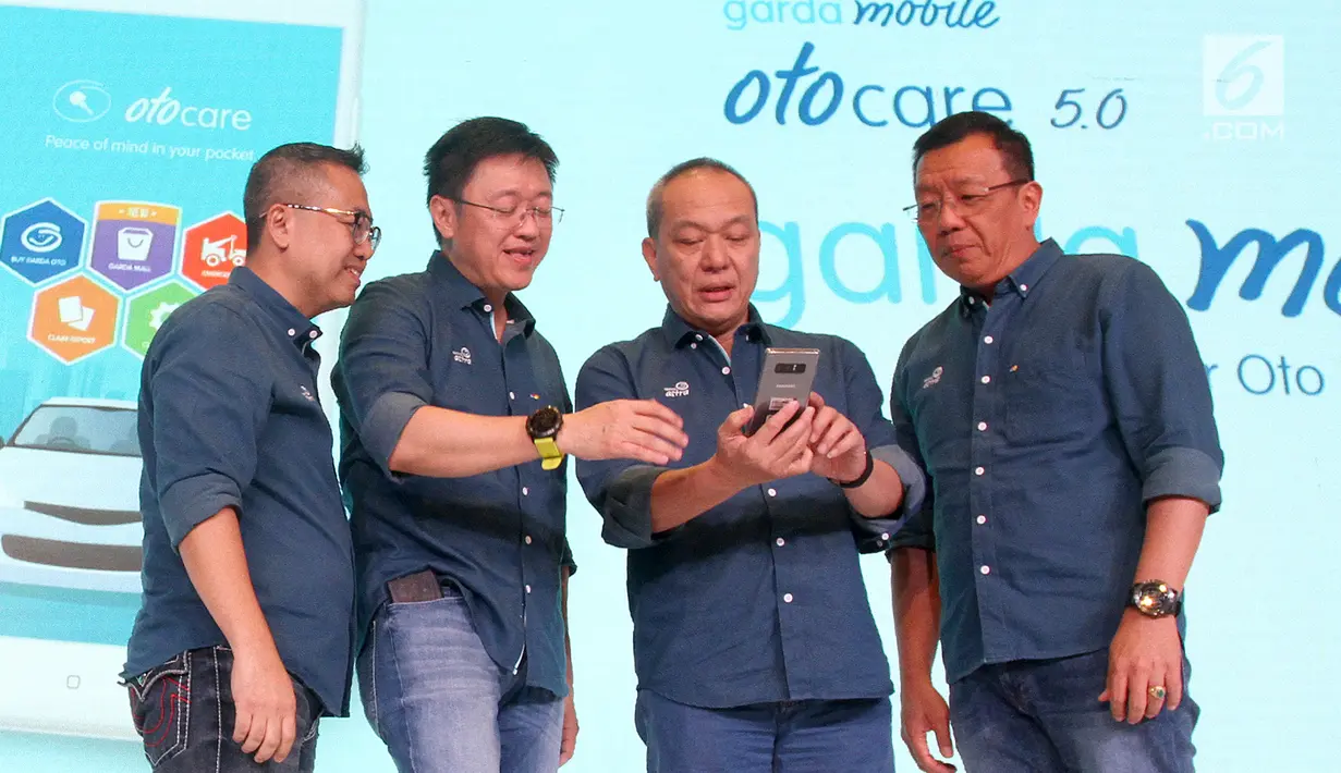 COO Asuransi Astra Hendry Yoga, CEO Asuransi Astra Rudy Chen, Direktur Astra Suparno Djasmin, dan CMO Retail Business Asuransi Astra Gunawan Salim mencoba aplikasi Garda Mobile Otocare yakni Garda Mall, di Jakarta, Kamis (19/9/2019). (Liputan6.com/HO/Eko)