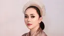 Aura Kasih mengenakan kebaya velvet warna coklat. Dengan hiasan beads di bagian depan. Hiasan rambutnya pun mencuri perhatian. [@aurakasih]