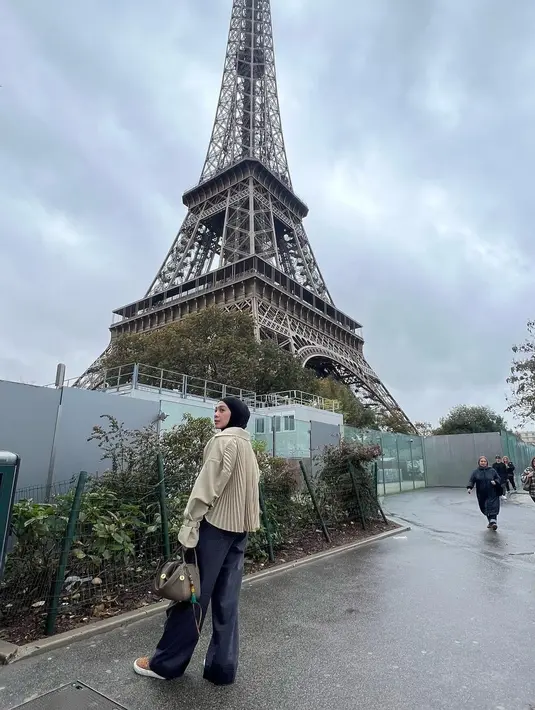 Dian Ayu tampil kece mengenakan blouse dengan detail pleats kece di bagian belakang. Blouse tersebut dipadukannya dengan loose pants dan sneakers. [@natasharizkynew/@ninazatulini22/@ratnagalih/@dianayulestari]
