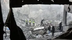 Tim penyelamat memilah-milah reruntuhan bangunan dan mencari korban setelah serangan udara Israel semalam yang menghantam kawasan Basta di Beirut, Lebanon pada 23 November 2024. (Fadel ITANI/AFP)