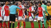 Pemain berdebat dengan wasit Michael Oliver setelah ia mengusir Myles Lewis-Skelli dari Arsenal, kanan, selama pertandingan Liga Primer Inggris antara Wolverhampton Wanderers dan Arsenal di Stadion Molineux di Wolverhampton, Inggris, Sabtu (25-1-2025). (Foto AP/Rui Vieira)