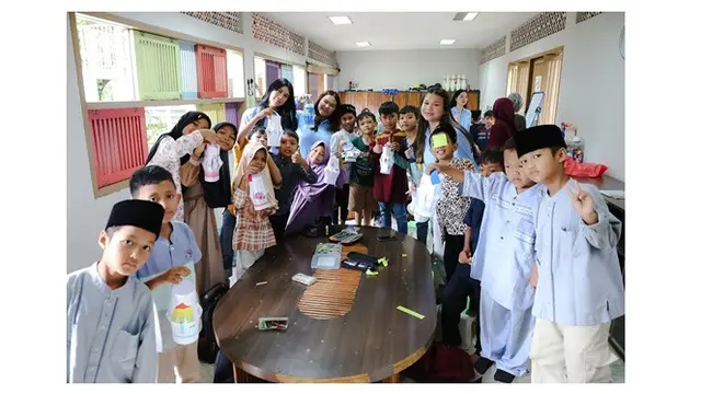 6 Potret Almira Yudhoyono Jadi Volunteer di Rumah Pintar Cikeas, Ramadhan Penuh Makna