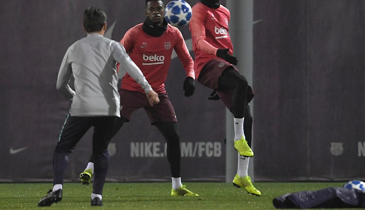 Aksi Ousmane Dembele dalam sesi latihan jelang laga lanjutan grup B Liga Champions yang berlangsung di stadion Camp Nou, Spanyol, Rabu (12/12). El Barca akan ditantang Tottenham Hotspur yang membutuhkan kemenangan. (AFP/Lluis Gene)
