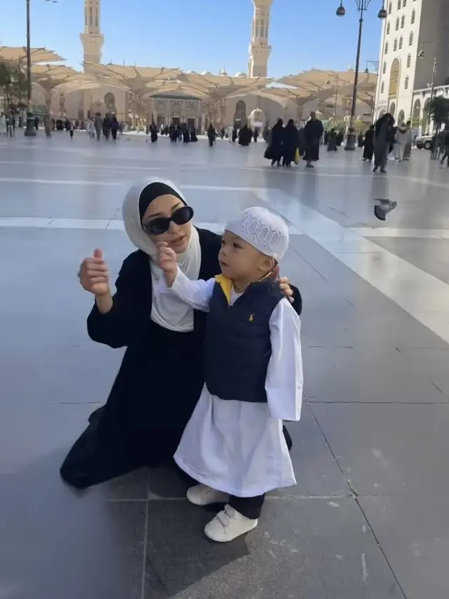Gaya Baby Issa Saat Umrah Bersama Nikita Willy. [@yorafebrina]