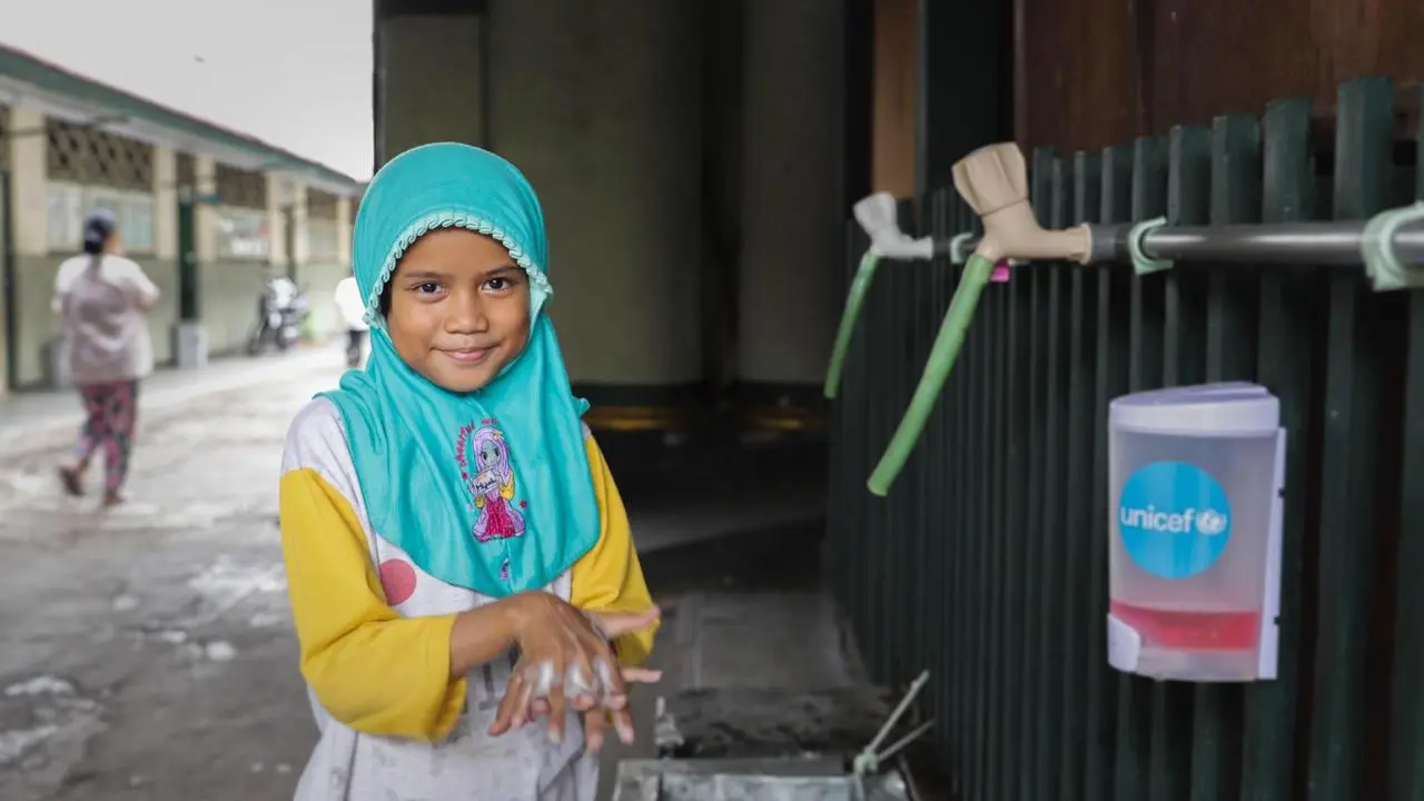 Pemerintah Inggris menggandeng UNICEF dan Unilever mendanai program edukasi terkait kebersihan guna mencegah penyebaran Virus Corona COVID-19.