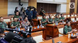 Kepala Staf Angkatan Laut (KSAL) Laksamana Yudo Margono bertepuk tangan setelah disetujui menjadi Panglima TNI dalam uji kelayakan dan kepatutan (fit and proper test) di ruang rapat Komisi I DPR, Kompleks Parlemen, Senayan, Jakarta, Jumat (2/12/2022). Komisi I DPR menyetujui Laksamana Yudo Margono menjadi Panglima TNI menggantikan Jenderal Andika Perkasa. (Liputan6.com/Angga Yuniar)