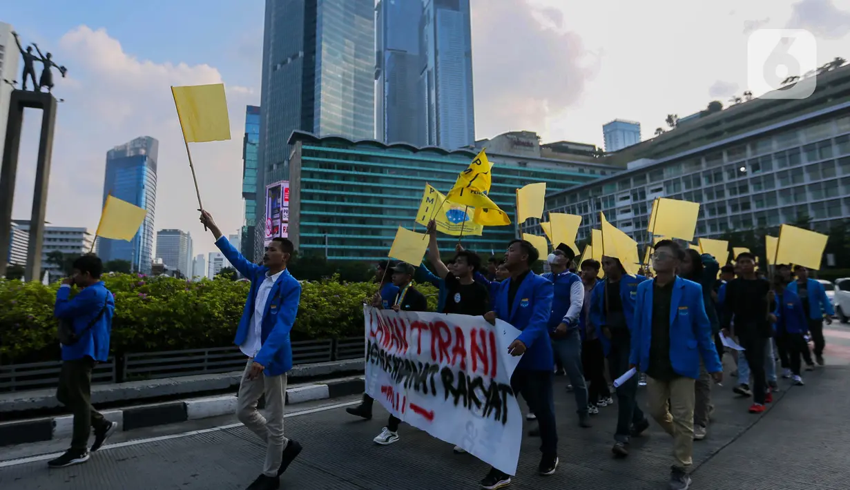 Selain berorasi, para mahasiswa juga berkeliling kawasan Bundaran HI Jakarta. (Liputan6.com/Angga Yuniar)
