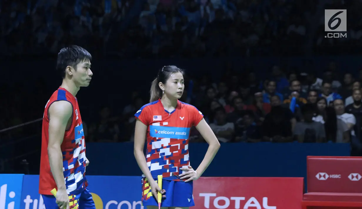 Ganda campuran Malaysia, Chan Peng Soon/Goh Liu Ying saat melawan Tontowi Ahmad/Liliyana Natsir (Indonesia) pada Final Indonesia Open 2018 di Istora GBK, Minggu (8/7). Tontowi/Liliyana unggul 21-17, 21-8. (Liputan6.com/Helmi Fithriansyah)