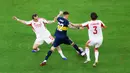 Selain itu, laga yang keras ini juga memaksa wasit mengeluarkan tiga kartu merah. (AFP/Sandra Montanez)