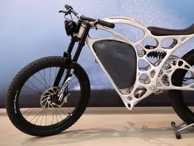 Sepeda motor Light Rider yang diproduksi oleh anak perusahaan Airbus, APWorks diperkenalkan di Jerman, 20 Mei 2016. Sepeda motor listrik pertama ini  diproduksi menggunakan printer 3D dan memiliki berat 35 kg dan kecepatan 80 km/jam. (Sven Hoppe/dpa/AFP)