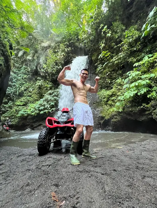 <p>Berpose di bawah air terjun, Verrel Bramasta tak hanya menunjukkan perut ratanya namun juga otot tangannya. (FOTO: instagram.com/bramastavrl/)</p>