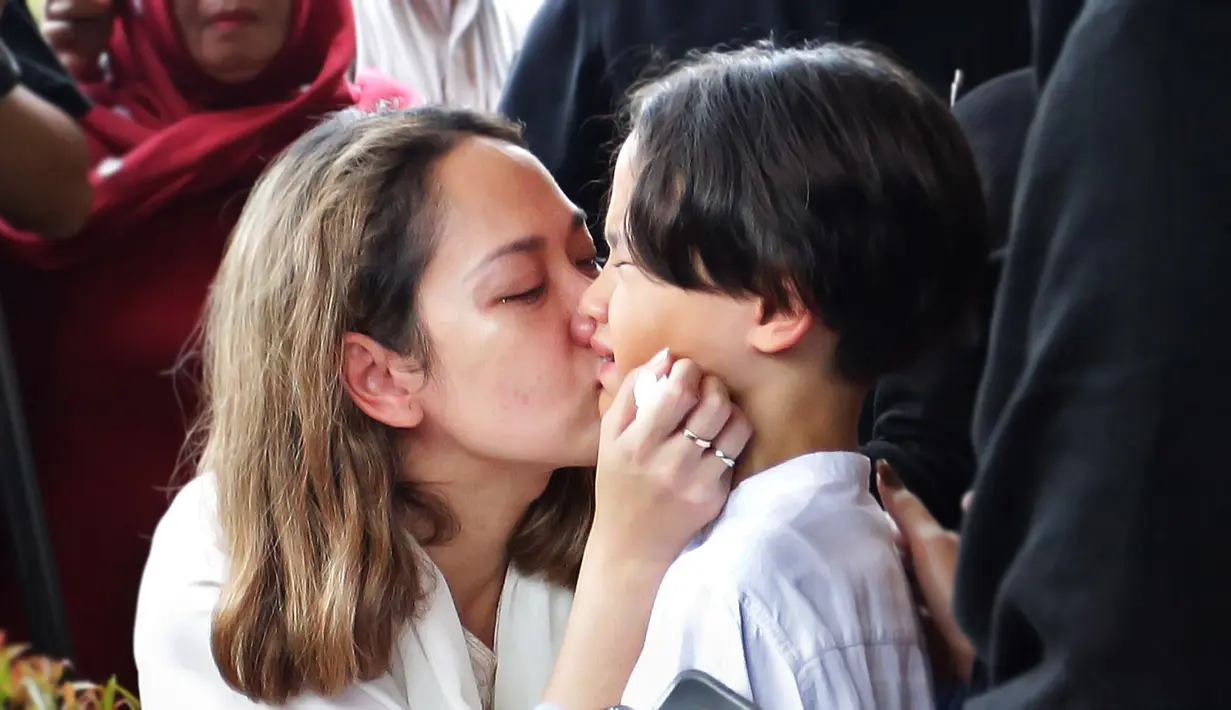 BCl dan Noah Sinclair pemakaman Ashraf Sinclair di San Diego Hils, Karawang, Selasa (18/2). (Bambang E Ros/Fimela.com)