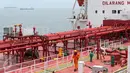 Pekerja melakukan pengecekan kapal M.T Jhon Caine yang digunakan untuk menyuplai BBM di Terminal BBM Panjang, Bandar Lampung, Selasa (6/10/2015). Terminal BBM Panjang akan menjadi Integrated End to End Pertama di Indonesia. (Liputan6.com/Angga Yuniar)