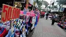Sejumlah pedagang kaki lima di kawasan Pasar Baru, Jakarta, memanfaatkan sebagian ruas jalan untuk menggelar dagangannya sehingga mengganggu kenyamanan, (25/7/2014). (Liputan6.com/Faizal Fanani)
