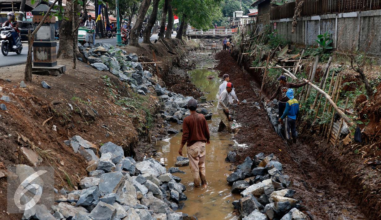 Pekerja menumpuk batu kali yang akan dijadikan sebagai pondasi turap di pinggiran kali Tanah Baru, Jakarta Selatan, Jumat (9/10/2015). Pemerintah kota Jaksel melakukan pemasangan turap untuk mengatasi kelongosoran tanah. (Liputan6.com/Yoppy Renato)