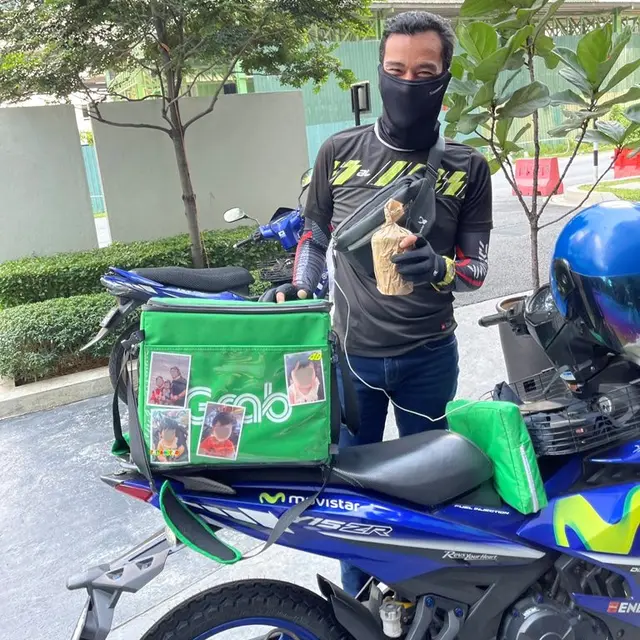 Driver Ojol Ini Tempel Foto Keluarga di Motornya Agar Semangat Bekerja, Bikin Salut