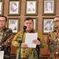 Ketua Pansel Capim dan Dewas KPK, Muhammad Yusuf Ateh (tengah), bersama Wakil Ketua Pansel KPK, Arif Satria (kiri) dan Anggota Pansel KPK, Ivan Yustiavandana. (Lizsa Egeham).