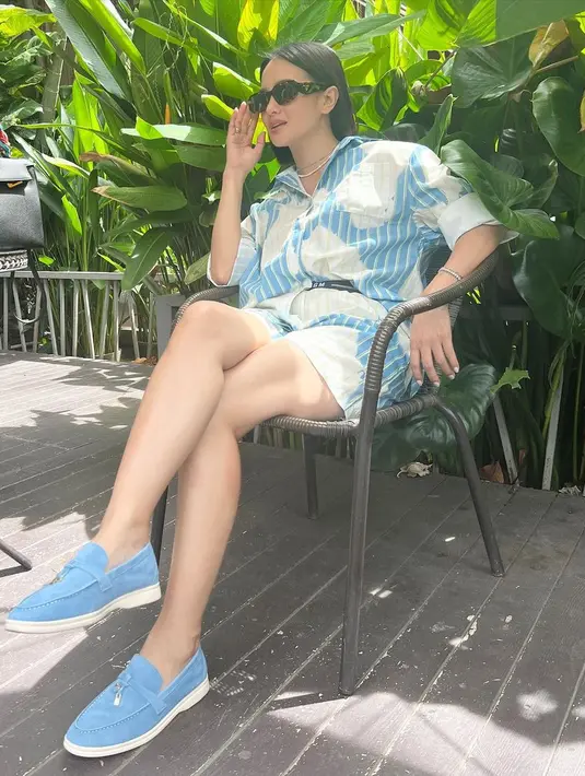 Mengenakan kaca mata hitam, Ririn Ekawati kembali tampil dengan set shirt dan short pants nuansa warna biru. Untuk sepatunya, ibu dua anak ini memilih slip on warna biru senada dengan bajunya. (Instagram/ririnekawati)