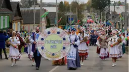 Puluhan warga Belarusia mengenakan pakaian tradisional saat Festival Dozynki berlangsung di Minsk, Belarusia, Minggu (7/10). Tradisi ini sudah dilakukan sejak abad ke-16 di wilayah Eropa Tengah dan Timur. (AP Photo/Sergei Grits)