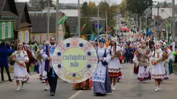 Puluhan warga Belarusia mengenakan pakaian tradisional saat Festival Dozynki berlangsung di Minsk, Belarusia, Minggu (7/10). Tradisi ini sudah dilakukan sejak abad ke-16 di wilayah Eropa Tengah dan Timur. (AP Photo/Sergei Grits)