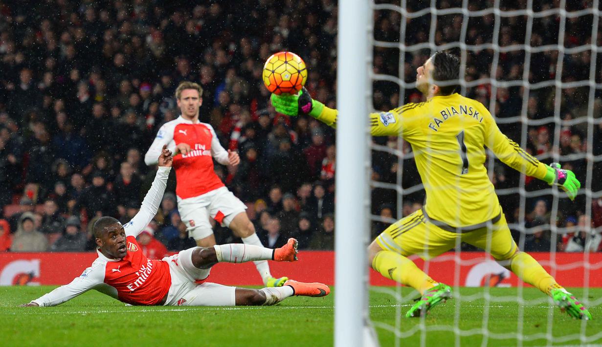 Pemain Arsenal, Joel Campbell (kiri) mencetak gol ke gawang Swansea City pada lanjutan Liga Inggris pekan ke-28 di Stadion Emirates, London, Kamis (3/3/2016) dini hari WIB. (AFP / Glyn Kirk)